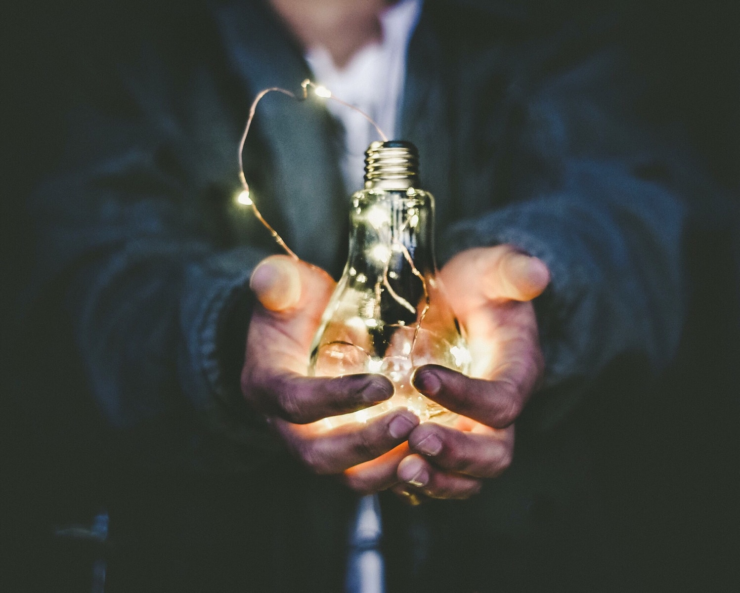 Foto van Riccardo Annandale man holding incandescent bulb