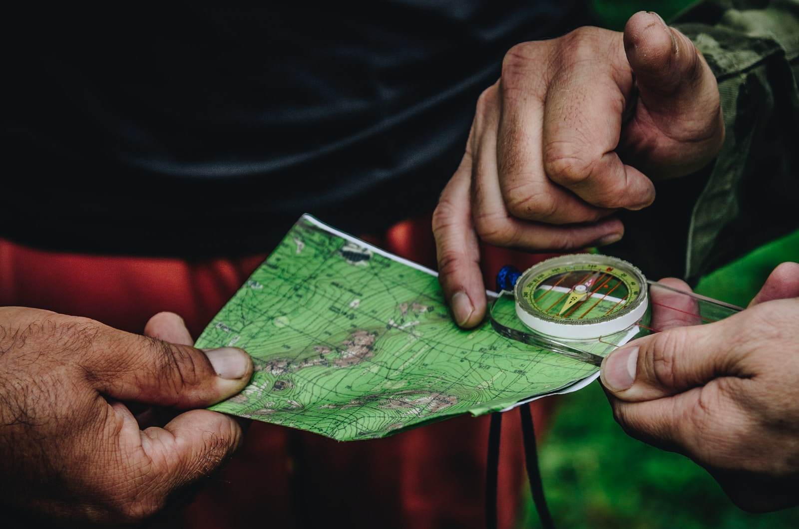 Foto van Daniil Silantev two person holding map and clear compass