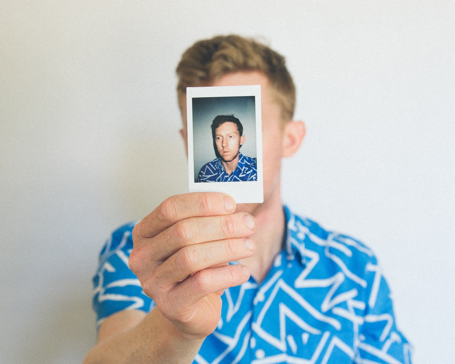 Foto van Kyle Glenn man showing photo of him